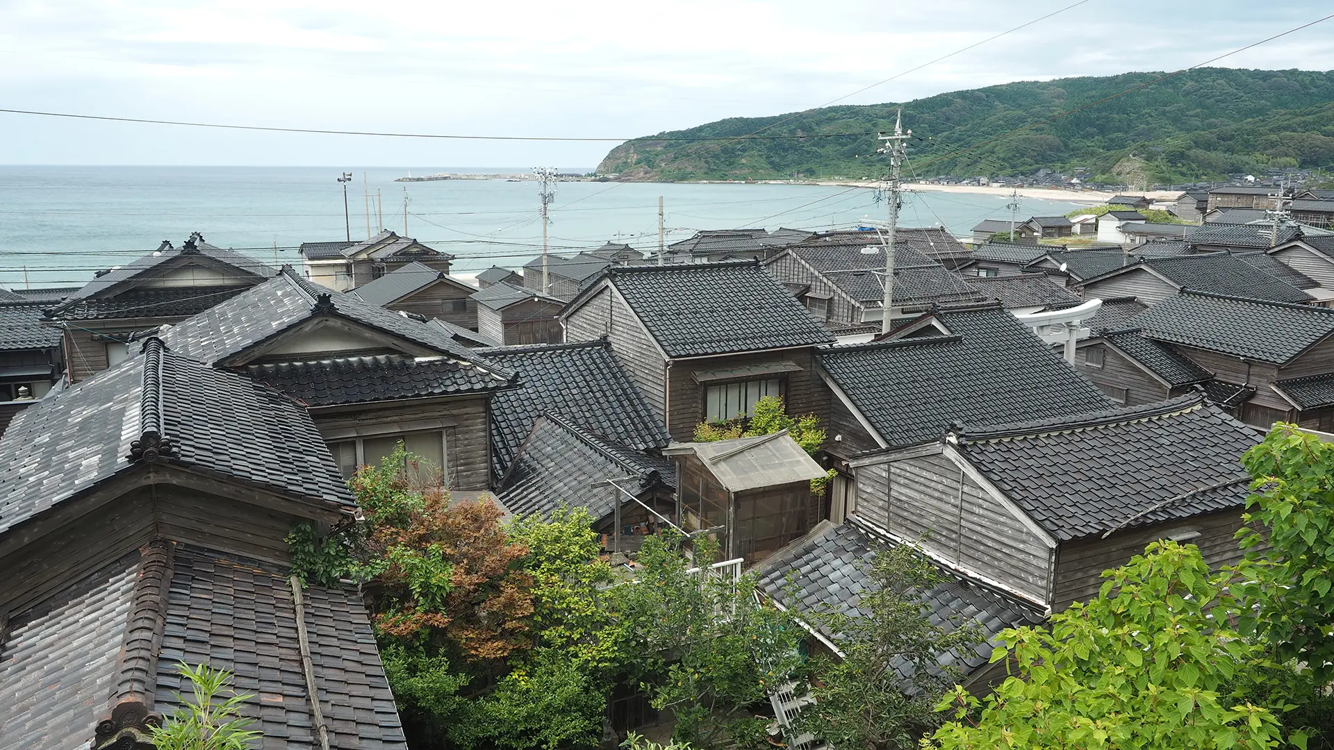 株式会社PONPONは屋根と基礎で暮らしを支えます「能登の家屋」